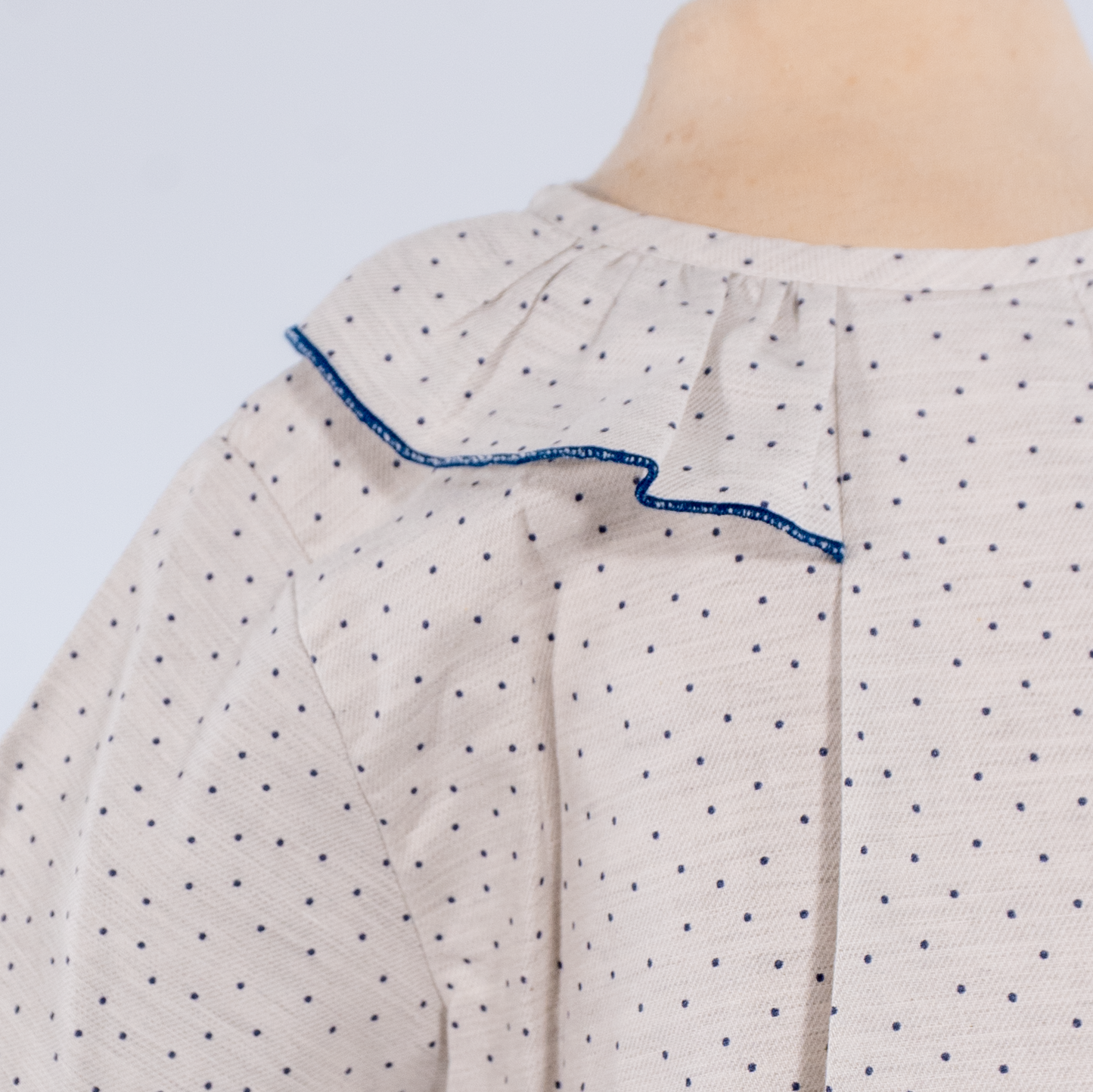 Vestido pecas con cuello abullonado