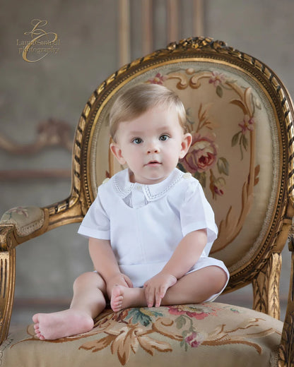 Shortall Elegante con Bordado a Mano para Bebé Niño – Blanco