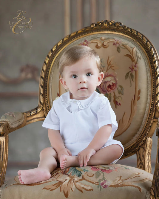 Shortall Elegante con Bordado a Mano para Bebé Niño – Blanco