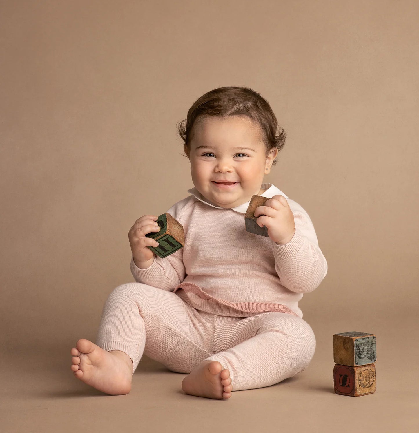 Conjunto de punto con ribete festoneado en contraste