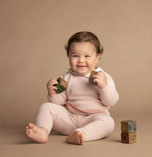 Conjunto de punto con ribete festoneado en contraste