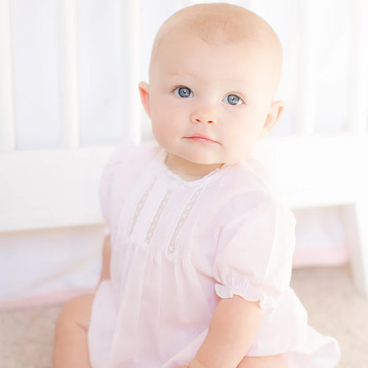 Vestido Burbujita Elegante con Encaje Francés y Pliegues