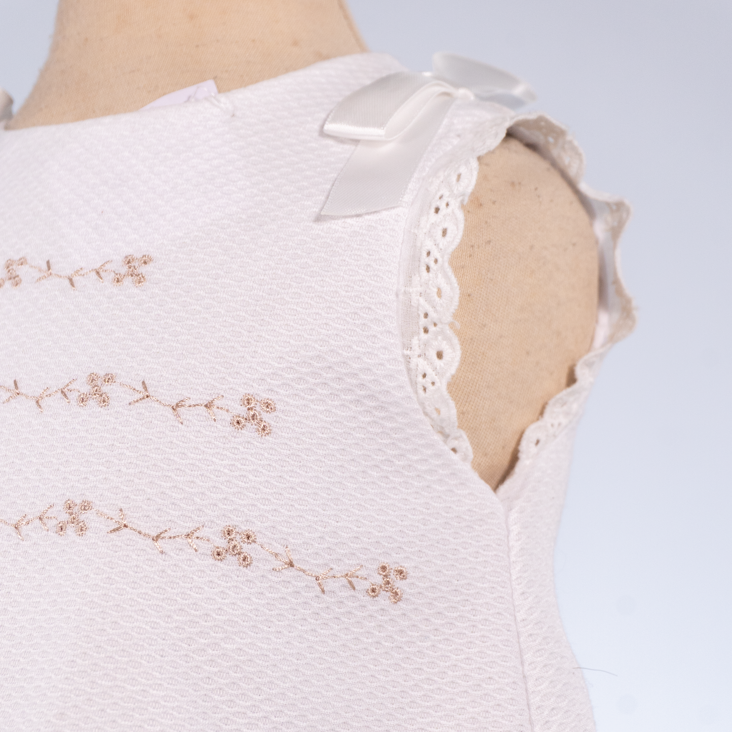 Vestido piques con encaje
