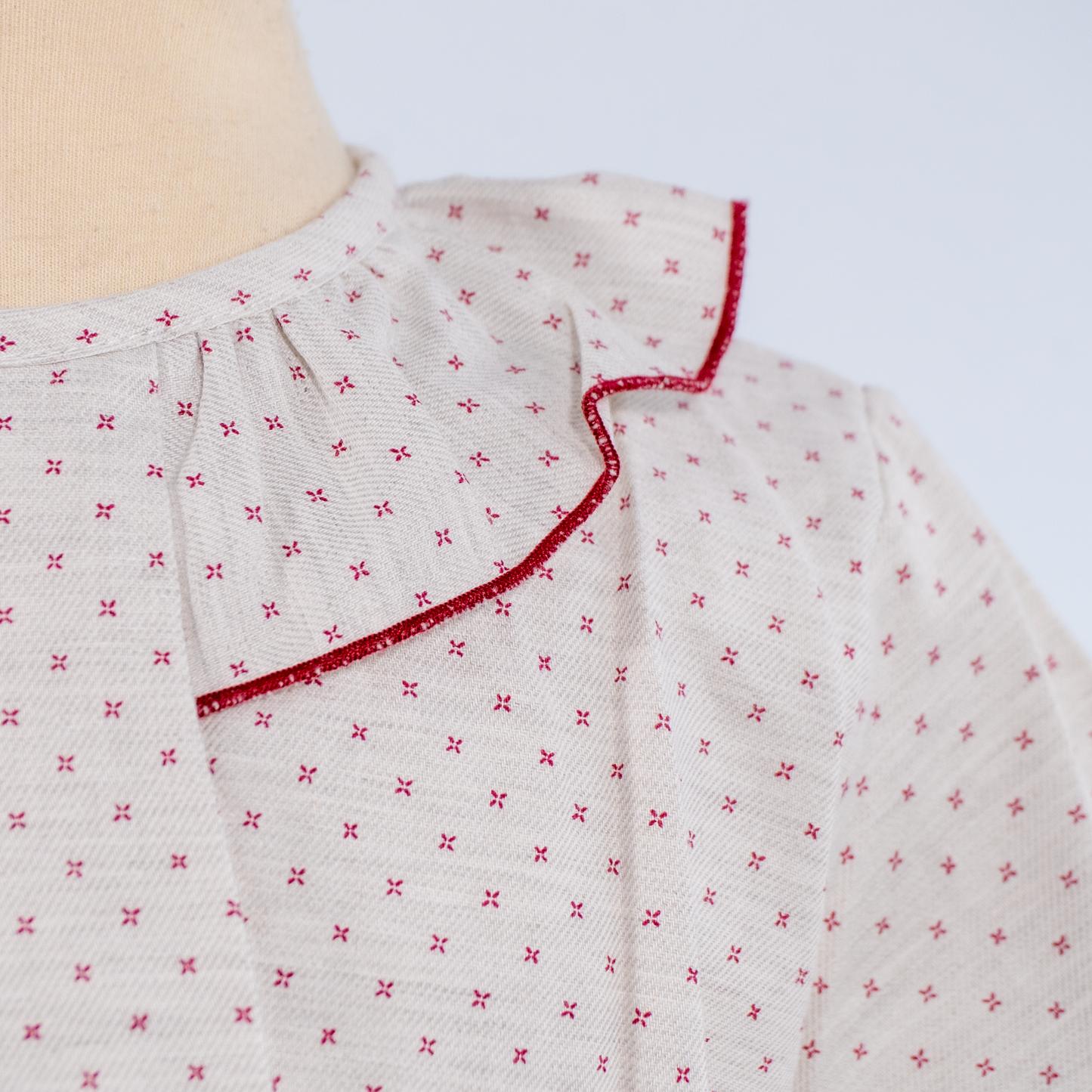 Vestido pecas con cuello abullonado