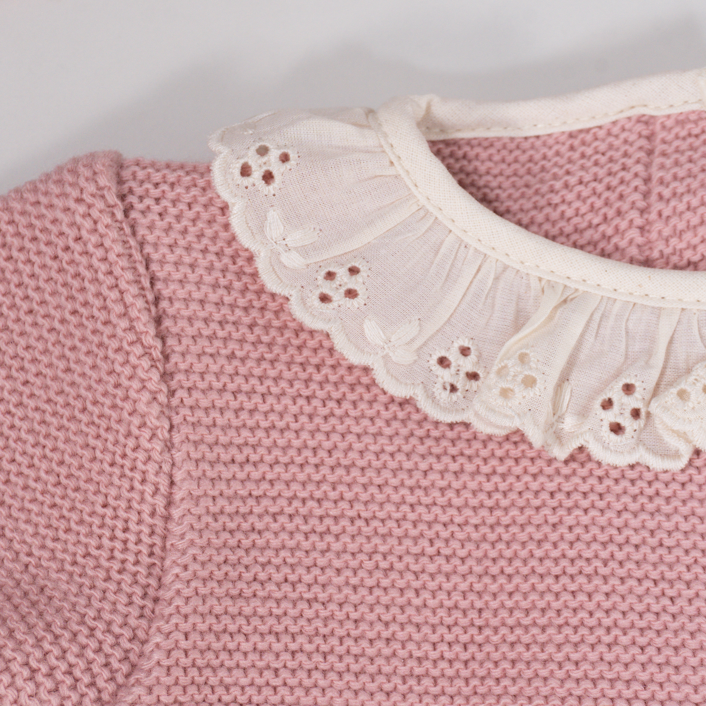 Conjunto de punto primera puesta con laso y encaje