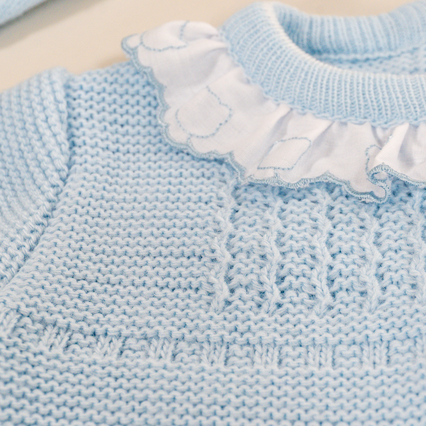 Conjunto de punto primera puesta dulce pom pon